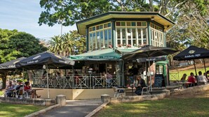 A gazebo-style cafe with outdoor seating and umbrellas. - Inner-city Apartment Minutes Walk to Dining Hubs (Sydney)