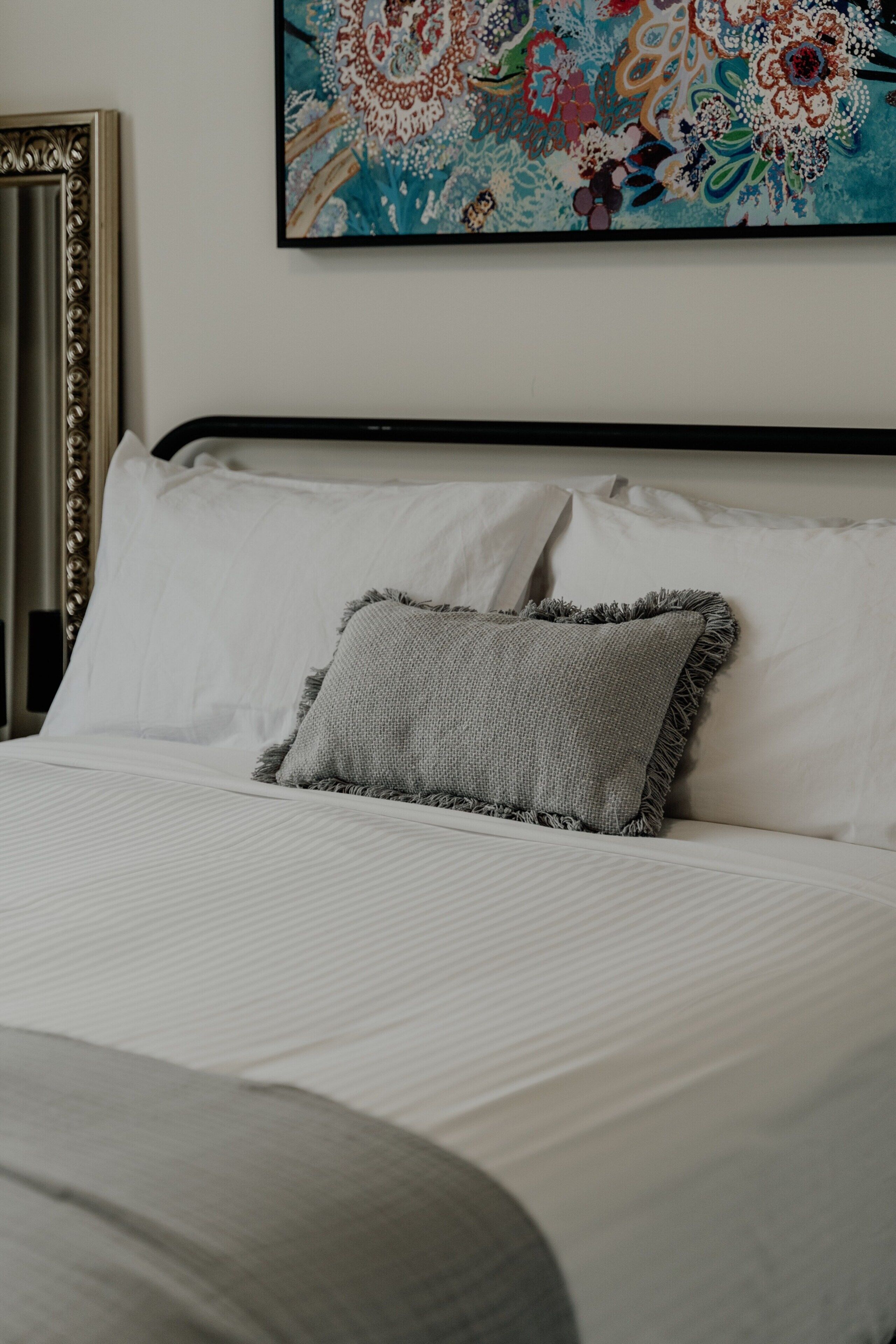 1 غرفة نوم ومساحة عمل للكمبيوتر المحمول ومكواة/لوح كي وملاءات أسرّ ة