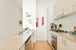 Private kitchen - Charming Modern Apartment With City Views (Sydney)