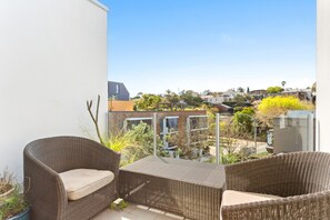 Balcony - Charming Modern Apartment With City Views (Sydney)