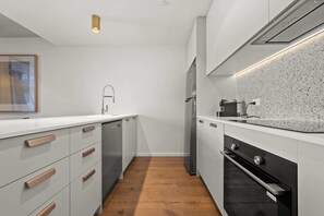 Appartement | Privékeuken | Kookgerei, borden en bestek