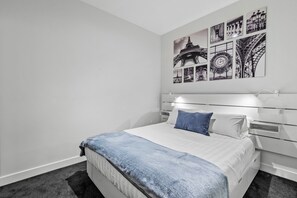 2 عدّة غرف نوم ومساحة عمل للكمبيوتر المحمول ومكواة/لوح كي وملاءات أسرّة