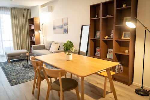 Convenient 2-bed Apartment in Melbourne's Heart