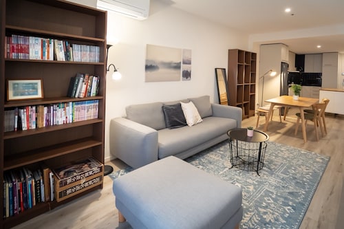 Convenient 2-bed Apartment in Melbourne's Heart