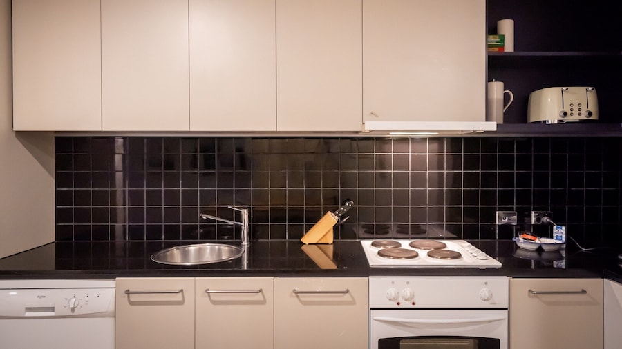 Convenient 2-bed Apartment in Melbourne's Heart