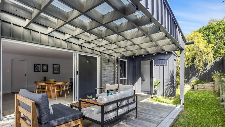 Trendy 2-bed Home With Outdoor Entertainment