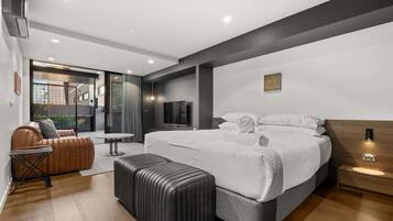 1 habitación y tabla de planchar con plancha