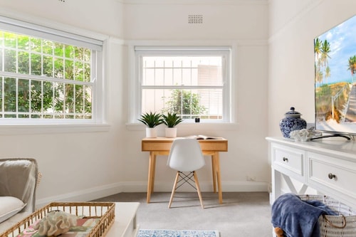 Art Deco Apartment Meters Away From The Beach