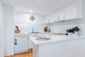 Apartment | Private kitchen - Lakeside 3-bed Apartment With Jacuzzi (Canberra)