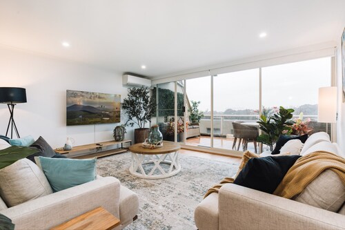 Lakeside 3-bed Apartment With Jacuzzi