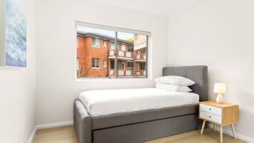 2 habitaciones, tabla de planchar con plancha y ropa de cama