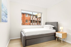 2 habitaciones, tabla de planchar con plancha y ropa de cama 