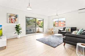 Apartment | Living area - Bright and Convenient Apartment, Close to Shops (Sydney)
