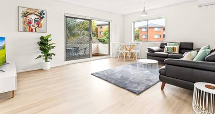 Bright and Convenient Apartment, Close to Shops