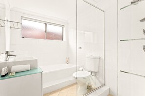 Bathroom - Bright and Convenient Apartment, Close to Shops (Sydney)