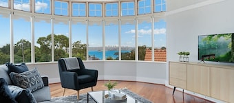 Huge Harbour View Apartment In Historic Home