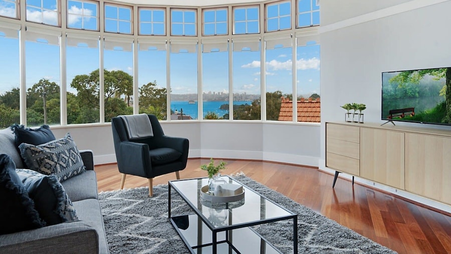 Huge Harbour View Apartment In Historic Home