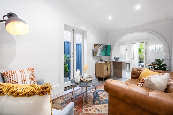 Living area - Contemporary 2-bed House in Trendy Enmore (Sydney)