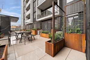Apartment | Outdoor dining - Spotless Braddon Studio With Accessible Bathroom (Canberra)