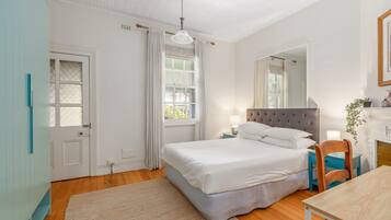 3 habitaciones y espacio para trabajar con laptop