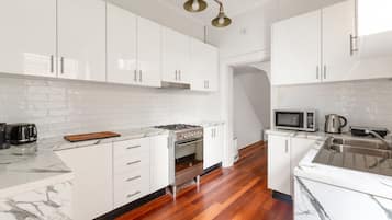 Apartamento | Cozinha privada | Talheres/pratos/utensílios de cozinha