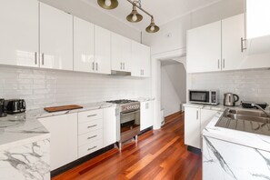 Apartment | Private kitchen - Quaint 3-bed Heritage Home in the Heart of Sydney (Sydney)