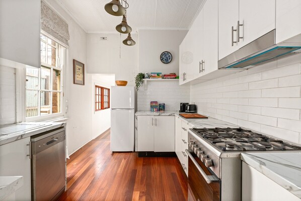 Apartment | Private kitchen | Cookware/dishes/utensils - Quaint 3-bed Heritage Home in the Heart of Sydney (Sydney)