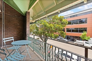 Apartment | Balcony - Quaint 3-bed Heritage Home in the Heart of Sydney (Sydney)