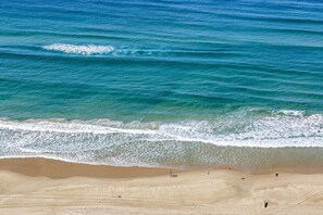Beach - Wonderful 2-bed With Pool, Gym & Scenic Views (Gold Coast)