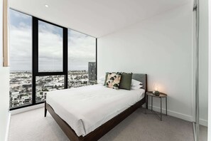 2 bedrooms, laptop workspace, iron/ironing board, bed sheets - 2-bed With Harbour Views & Outstanding Amenities (Melbourne)