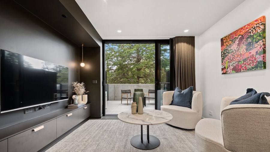 Braddon Studio With Parking & BBQ