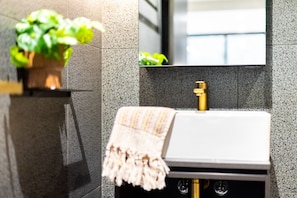 Apartment | Bathroom | Towels, soap