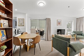 Apartment | Dining - Prime City Residence With Pool, Gym and Parking (Brisbane)