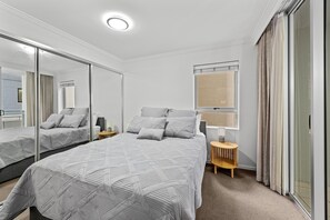 Apartment | 2 bedrooms, iron/ironing board, bed sheets - Prime City Residence With Pool, Gym and Parking (Brisbane)