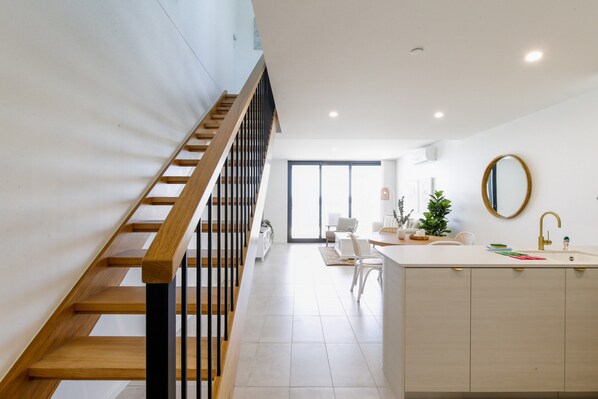 Lägenhet | Eget kök | Kylskåp och grytor/köksredskap