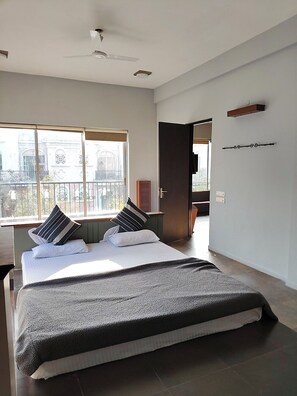 4 bedrooms, desk, iron/ironing board, free WiFi