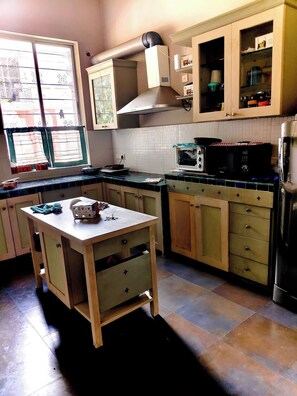 Microwave, oven, stovetop - Cosy bungalow with a cute garden in vibrant Kolkata (Kolkata)