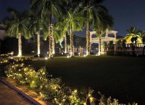 Property grounds - Cosy bungalow with a cute garden in vibrant Kolkata (Kolkata)