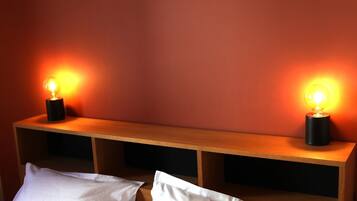 3 bedrooms, iron/ironing board, internet, bed sheets