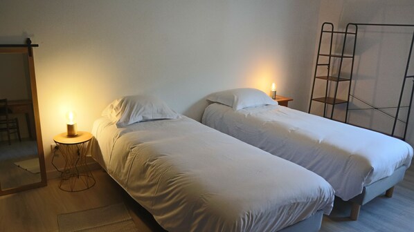 Iron/ironing board, internet, bed sheets