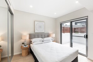 3 عدّة غرف نوم ومكواة/لوح كي وملاءات أسرّة