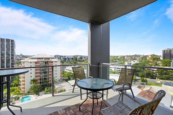 Apartment | Balcony - Spaciously Bright 1-bed Apartment (Brisbane)
