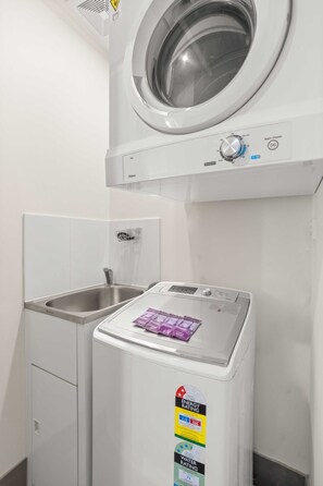 Apartment | Bathroom | Towels - Spaciously Bright 1-bed Apartment (Brisbane)