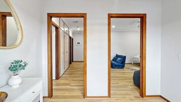 Departamento | 4 habitaciones, tabla de planchar con plancha y ropa de cama