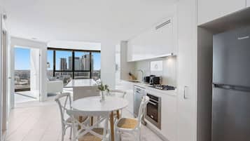 Apartamento | Cozinha privada | Geladeira, talheres/pratos/utensílios de cozinha