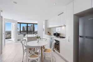 Apartamento | Cozinha privada | Geladeira, talheres/pratos/utensílios de cozinha