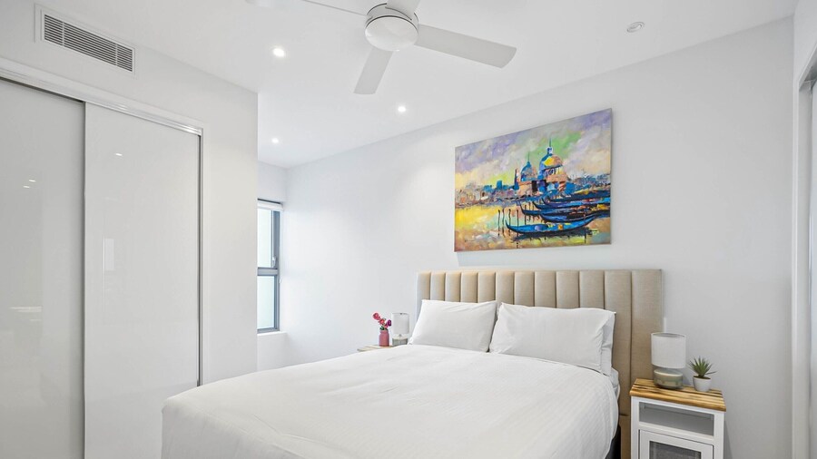 Waterfront 2-bed Oasis - Pool, Steam, Jacuzzi, Gym