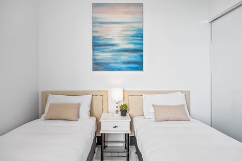 Waterfront 2-bed Oasis - Pool, Steam, Jacuzzi, Gym