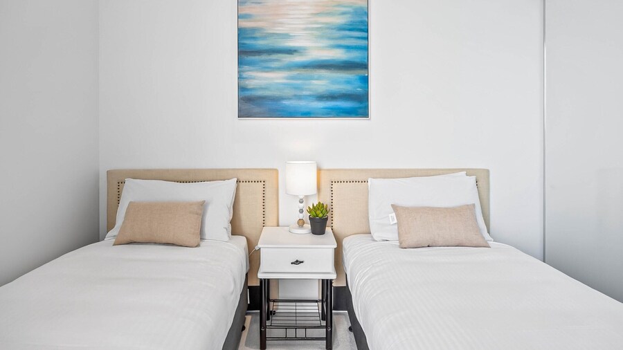 Waterfront 2-bed Oasis - Pool, Steam, Jacuzzi, Gym