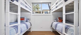 3-bed Coastal Getaway With Direct Beach Access